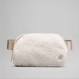 Lululemon 2022  Sherpa belt bag